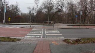 Srazil na přechodu chodkyni, ani s autem nezastavil a jel dál, policisté po řidiči pátrají