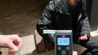 Muž si na zast&aacute;vce zlomil ruku, k jeho o&scaron;etřen&iacute; museli b&yacute;t přivol&aacute;ni i str&aacute;žn&iacute;ci