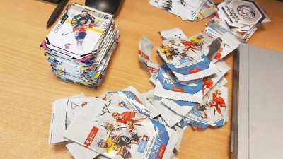Mladíci kradli hokejové karty a příběhy z Hvězdných válek