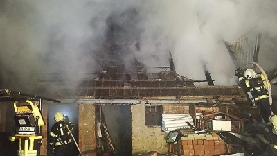 Ranní požár stodoly. Když přijeli hasiči, byla celá střecha v plamenech