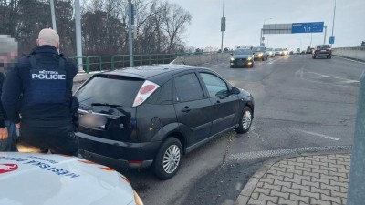 Auto „kleklo“ přímo na rušné křižovatce na nadjezdu u Parama v Pardubicích