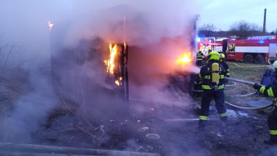 Bezdomovcům v Letohradě shořela střecha nad hlavou, požár likvidovaly čtyři jednotky hasičů