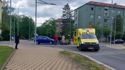Auto srazilo cyklistu, letěl pro něj vrtuln&iacute;k