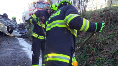 Práce hasičů se vrací do normálu, během včerejšího dne řešili nehody, ale také pátrali po pohřešované čtrnáctileté dívce