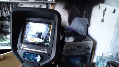 Fritovací hrnec na plotně, zapnutý špatný knoflík a oheň v bytě. Prohořelé vodovodní potrubí vyplavilo dva spodní byty