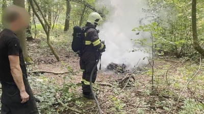 V lese opaloval izolaci kabelů, aby se dostal k mědi, mohl způsobit požár