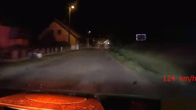 VIDEO: S ženou a dítětem v autě se snažil ujet policistům. Jeho zběsilou jízdu ukončila slepá ulice, tak se chtěl schovat
