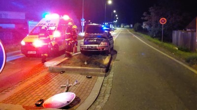 Řidič skončil v Pardubicích s autem na ostrůvku a poškodil dopravní značku