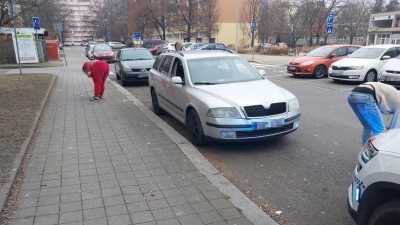 Seděli v autě a z okna vyhazovali různé papírky, nedopalky, zbytky. Pak museli ohnout záda