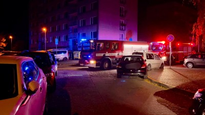 Ventilátor na wc způsobil požár v panelovém domě na Dubině. Hasičům práci ztížili bezohlední řidiči