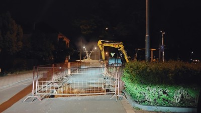 Z vykopan&eacute; d&iacute;ry v ulici Kunětick&aacute; unik&aacute; plyn, hl&aacute;sil oznamovatel