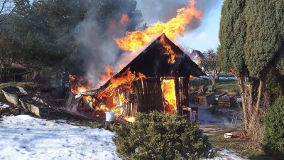 Obrazem: Oheň bez milosti spálil zahradní chatu v Rudolticích