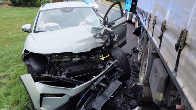 Nehoda elekttromobilu s kamionem u Moravan, ve Chroustovicích se zranilo při nehodě pět osob, další zraněný u srážky ve Stradouni