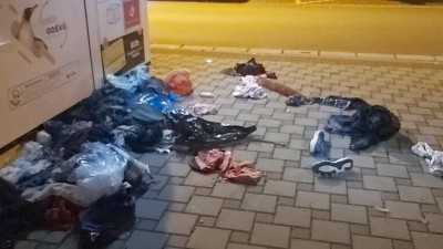 Skupina mladíků ničila oblečení z kontejnerů na sběr textilu, další se zase opíjela