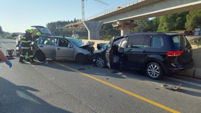 Ke střetu dvou osobních aut letěl i záchranářský vrtulník. Nehoda uzavřela na několik hodin silnici I/35 u Opatovce