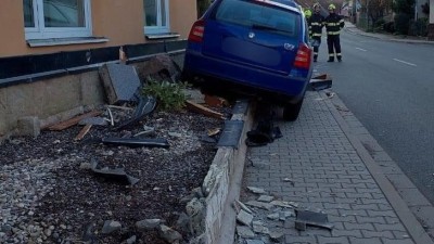 Auto skončilo na betonové zídce u rodinného domu