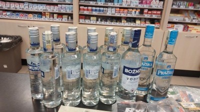Ukradla misku pro psy, aby jí zničila, pak začala anabáze s alkoholem party bezdomovců a domnělého závodníka