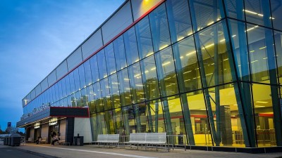 Je hotovo. Druh&eacute; nadzemn&iacute; podlaž&iacute; Termin&aacute;lu Jana Ka&scaron;para na pardubick&eacute;m leti&scaron;ti se otev&iacute;r&aacute;