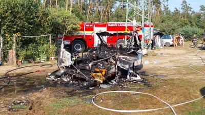 Po požáru z karavanu téměř nic nezbylo