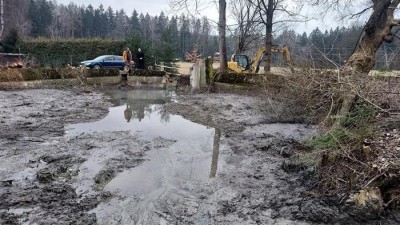 Vyčištění rybníků, výřez porostu, ošetření stromů a opravy terénu i cesty se dočká příroda v lokalitě Hory