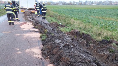 U Třebosic sjel kamion do příkopu, během nehody došlo k poškození nádrže a kontaminaci zeminy v blízkosti pole