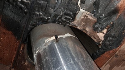 Z&aacute;vada na kom&iacute;nov&eacute;m tělese způsobila pož&aacute;r střechy domu