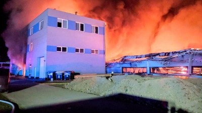 Pož&aacute;r skladu a budovy v Dělnick&eacute; ulici v Pardubic&iacute;ch byl založen &uacute;myslně. Na Slovensku byl zadržen pachatel