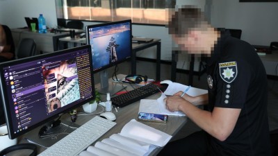 VIDEO: České a ukrajinské policejní a justiční orgány zasadily ránu několika podvodným call centrům na Ukrajině