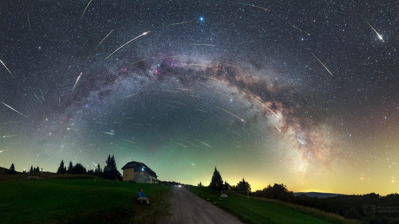 snímek Perseid z roku 2016 od Petra Horálka. Na snímku je dobře znatelná poloha radiantu v souhvězdí Persea