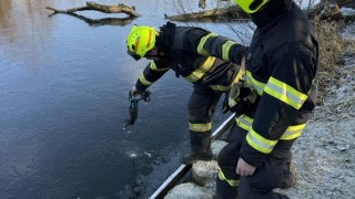 Led na rybnících je ještě na bruslení slabý, hasiči provedli zkoušku na Matičním jezeře