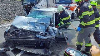 Po čelním střetu vozidel na silnici I/35 hasiči z auta vyprošťovali řidiče. Do nemocnice ho transportoval vrtulník
