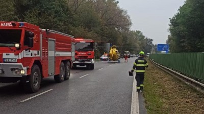 Nehoda na Hradubické komplikuje provoz, na místě zasahoval i vrtulník