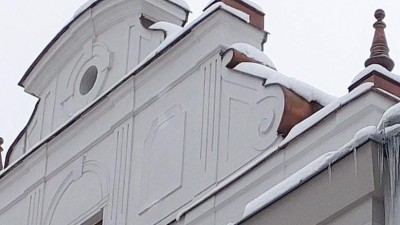 Na maminku s&nbsp;koč&aacute;rkem spadla taj&iacute;c&iacute; nad&iacute;lka ze střechy. Dejte pozor na padaj&iacute;c&iacute; rampouchy, sn&iacute;h či led