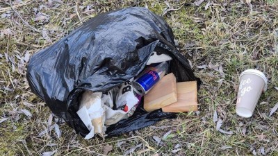 Dobrovoln&iacute;ci vyraz&iacute; ukl&iacute;zet Pardubice. Zapoj&iacute; se do akce Ukliďme Česko