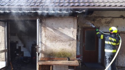 Topení v kamnech způsobilo požár rodinného domu ve Slatině