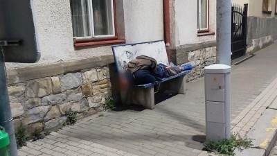 Muž se opil do bezvědomí a to doslova, pak upadl na lavičku