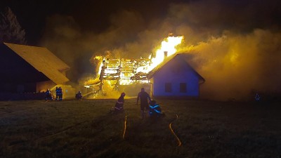 Střecha chaty v Pastvinách se ocitla v plamenech. Oheň hasiči likvidovali téměř čtyři hodiny