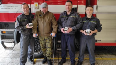 Rok od nehody přijel poděkovat hasičům za záchranu svého života. Každému z nich daroval hodinky