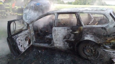 Auto skončilo v plamenech, už ho nemohli zachránit