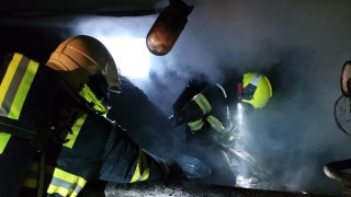 Obrazem: Čerstvě navezených padesát metráků uhlí ve sklepě domu začalo doutnat. Pro hasiče byl tento požár těžká „rozcvička“