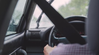 VIDEO: Opilý řidič si nedal říct a do auta nasedl během chvíle znovu. Skončil v policejní cele