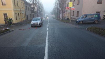 Chodce transportovali do nemocnice. Policist&eacute; hledaj&iacute; svědky střetu auta a muže v Hlinsku
