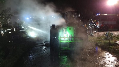 Kromě plamenů při požáru nakladače museli hasiči řešit i únik provozních kapalin