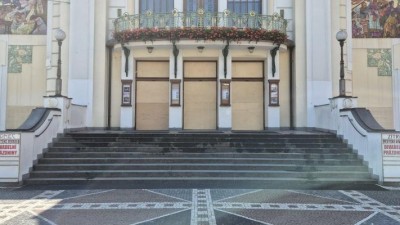 Zvenku tmavě modrošedá, uvnitř tyrkysově zelená budou nová okna pardubického divadla, obnovou projdou i dveře