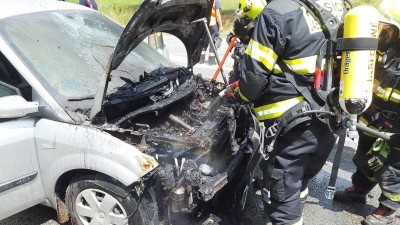 Vůz přestal jet, tak řidič z vozu vystoupil, sotva tak učinil, z auta vyšlehly plameny