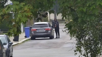 VIDEO: Policisté pátrají po žháři, který zapálil červenou dodávku