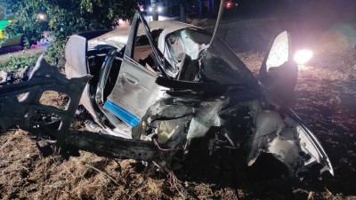 Řidič osobního vozidla narazil do stromu a zůstal zaklíněný ve zdemolovaném voze. Na místě zasahoval vrtulník