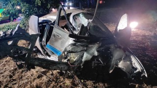 Řidič osobního vozidla narazil do stromu a zůstal zaklíněný ve zdemolovaném voze. Na místě zasahoval vrtulník