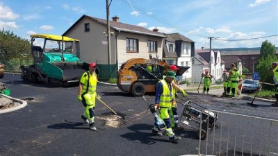 V ulici Kubelkova v České Třebové už se rýsuje nový asfaltový povrch, v květnu začne další etapa
