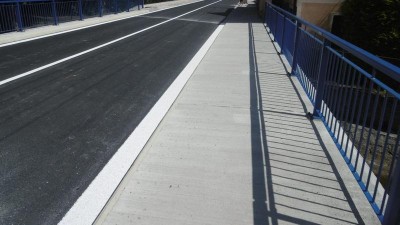 Po náročné rekonstrukci konečně mohou řidiči projet přes most v Blatně